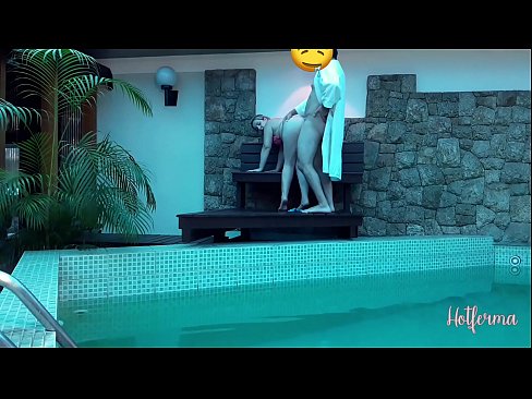 ❤️ Boss invita a cameriera à a piscina, ma ùn pudia resiste à un caldu ❤️❌ Porno à noi